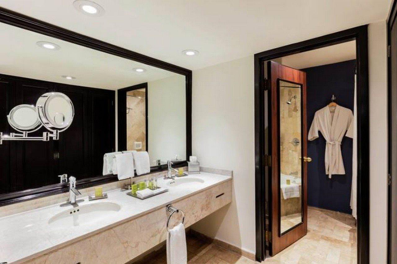 Hilton Airport Hotel 4*