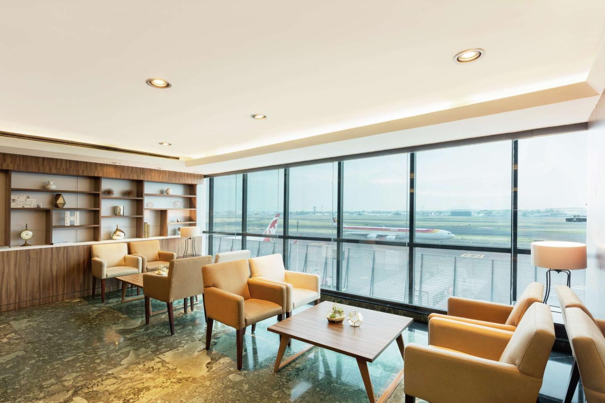 Hotel Hilton Airport 4*