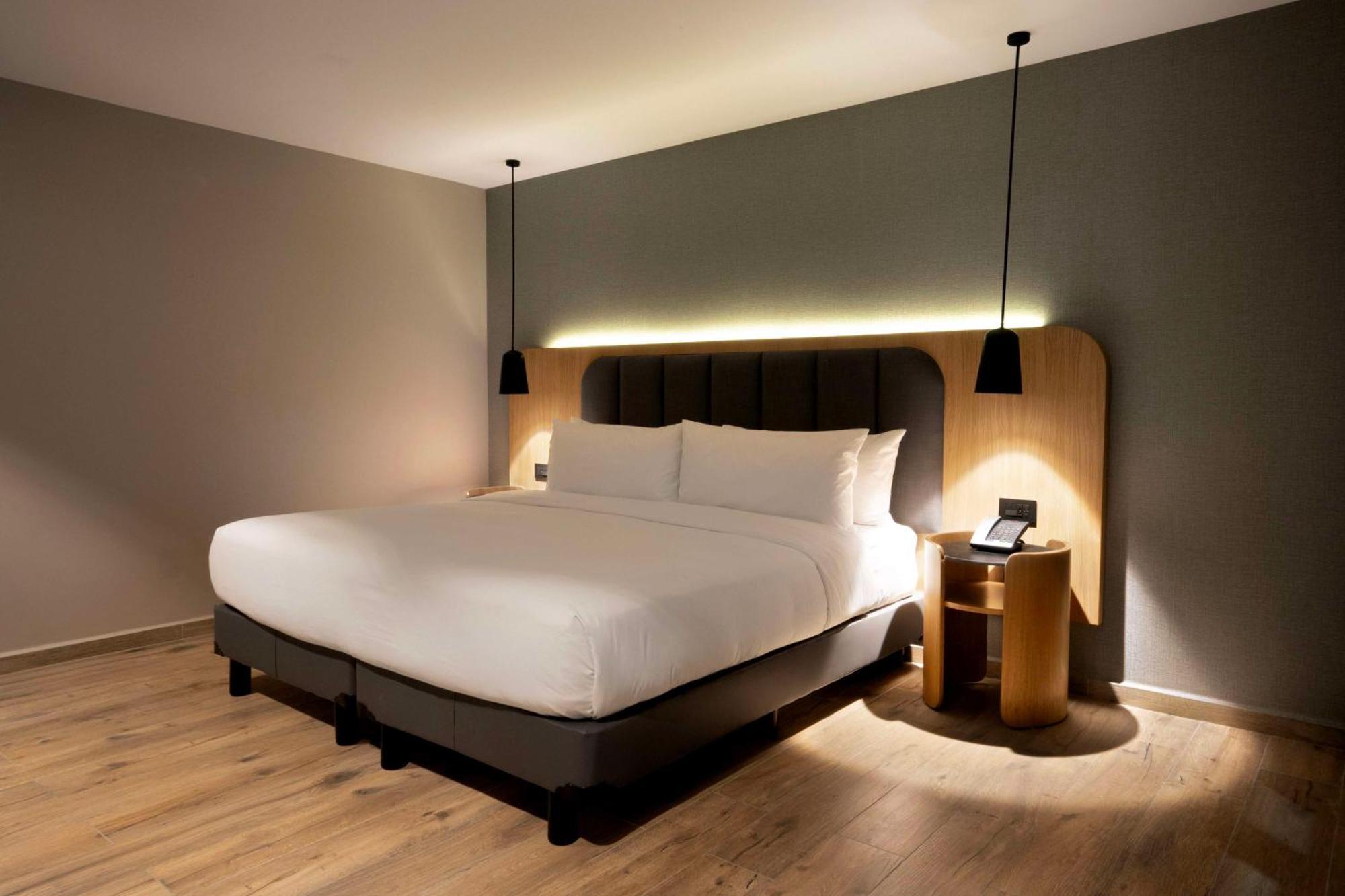 Hotel Hilton Airport 4*