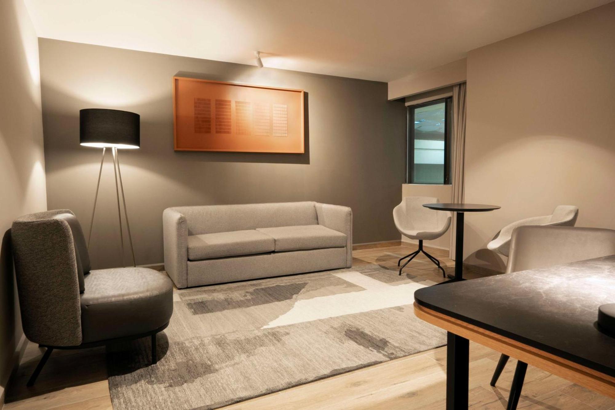 Hilton Airport Hotel 4*