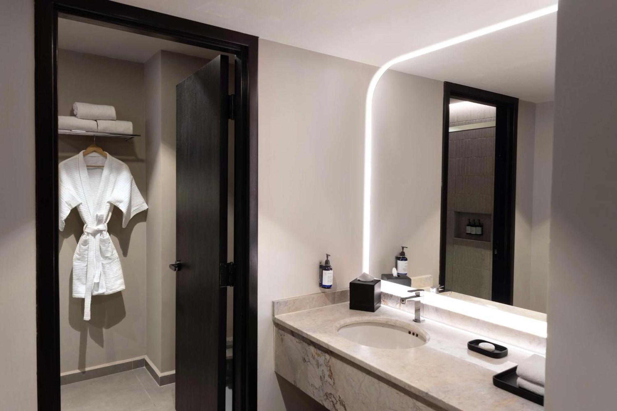 Hotel Hilton Airport 4*