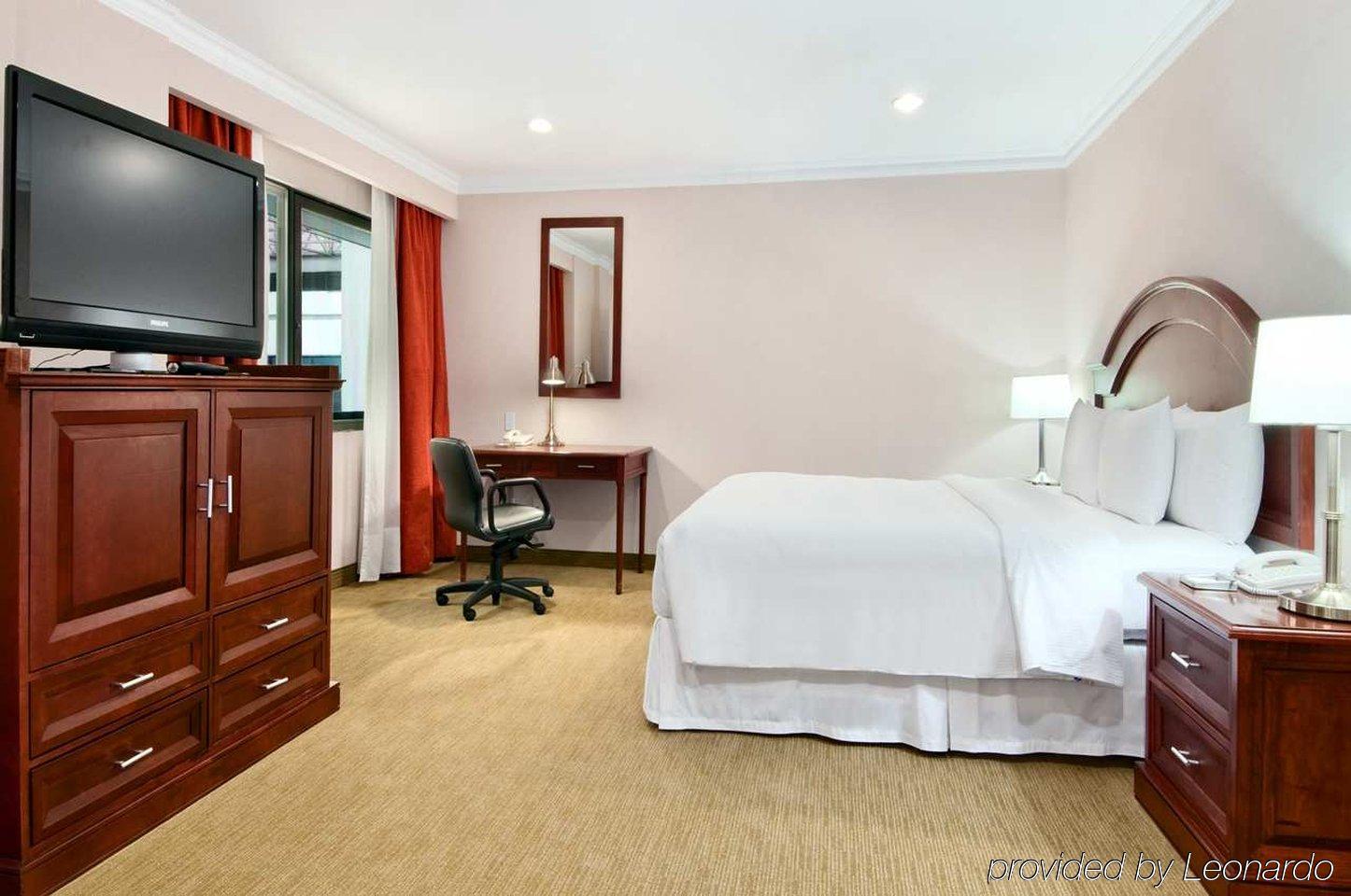 Hotel Hilton Airport 4*