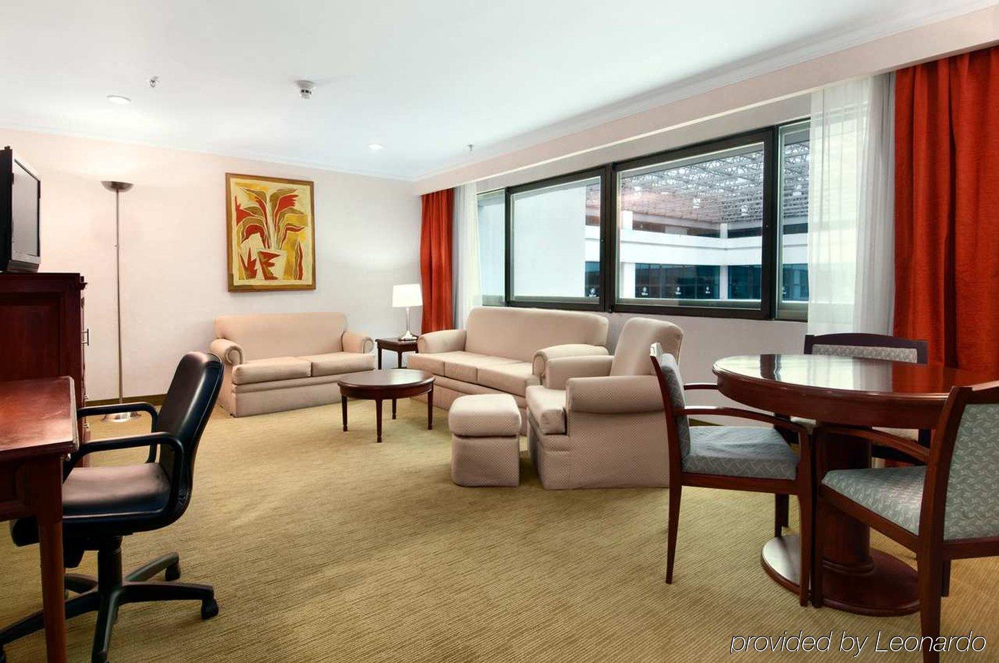 Hotel Hilton Airport 4*